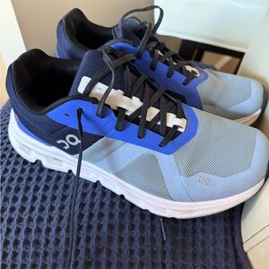 Women’s on cloud runner shoe | Size 9.5